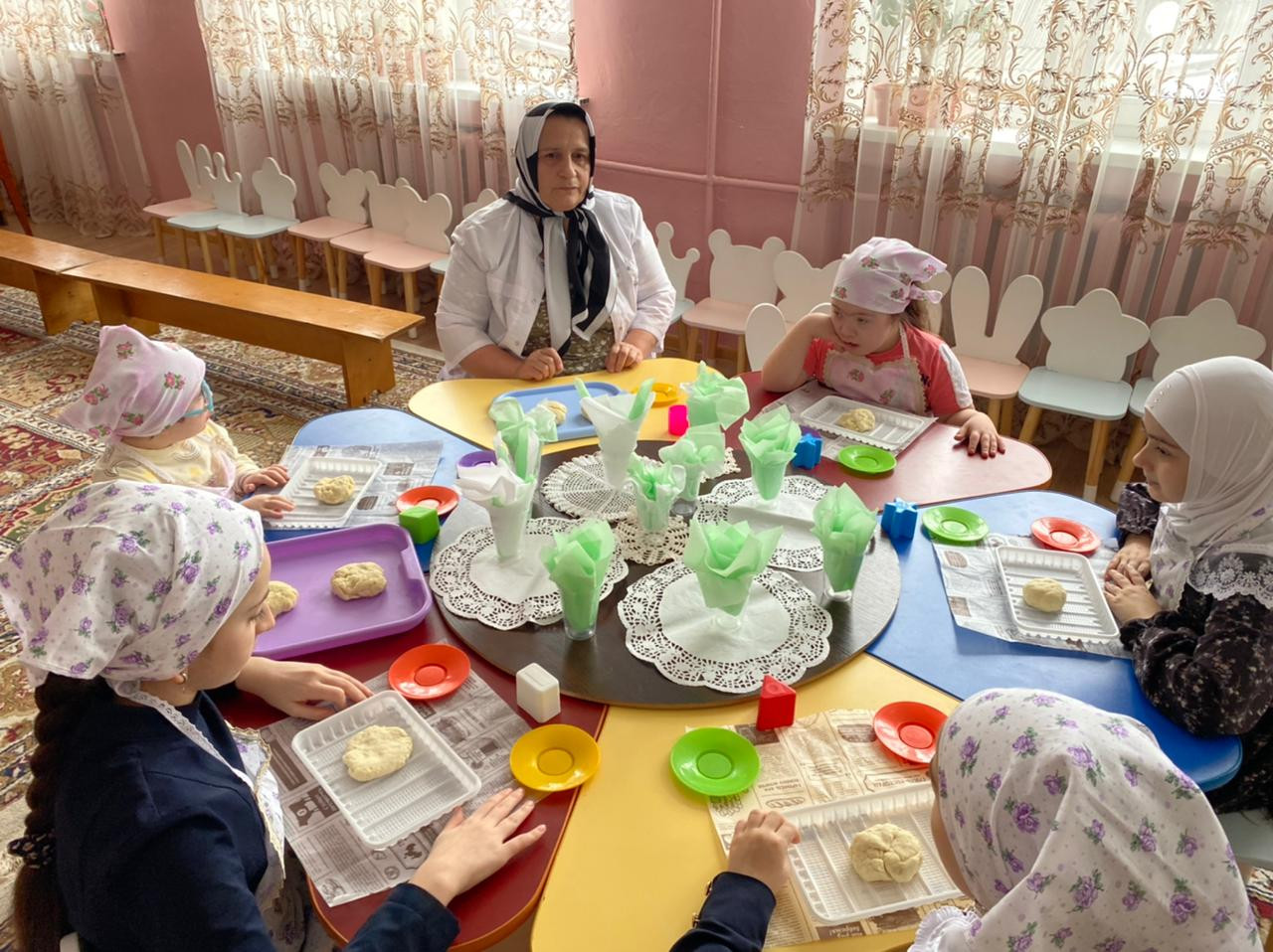 Для детей с ОВЗ провели мастер-класс по лепке пельменей в рамках программы «Тестопластика».